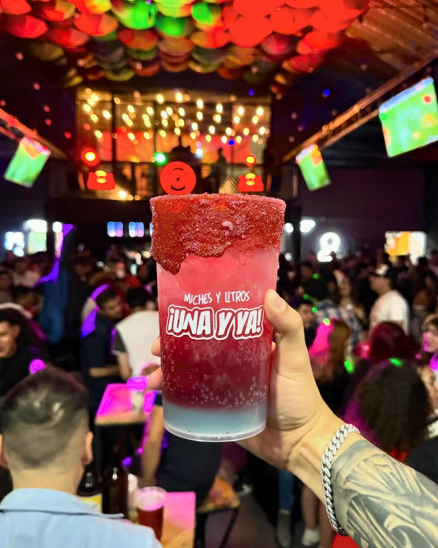 Bares Antros Avenida Juárez Coctelería Micheladas, Vida nocturna en puebla, planes de fin de semana en Puebla, experiencias nocturnas en Puebla, Antros mas populares en Puebla, ¿que hacer en el centro histórico de Puebla de noche?, actividades nocturnas en Puebla.